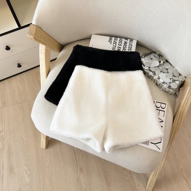 작은 샤넬 스타일 화이트 두꺼운 플리스 반바지 여성 가을 겨울 외출용 2025 새로운 하이웨이스트 한 마디 초단 핫걸 부츠 팬츠